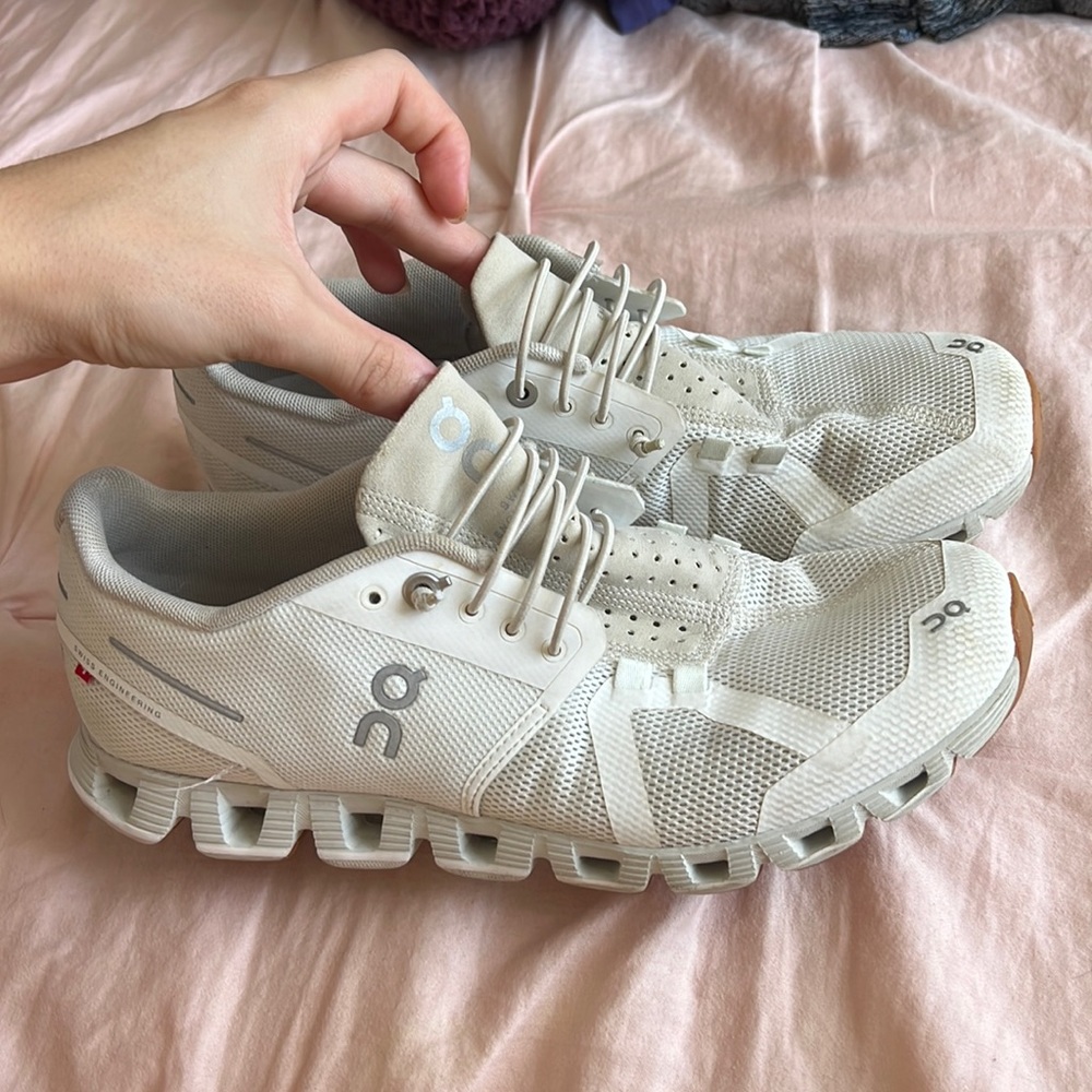 On cloud women’s sneakers size 9